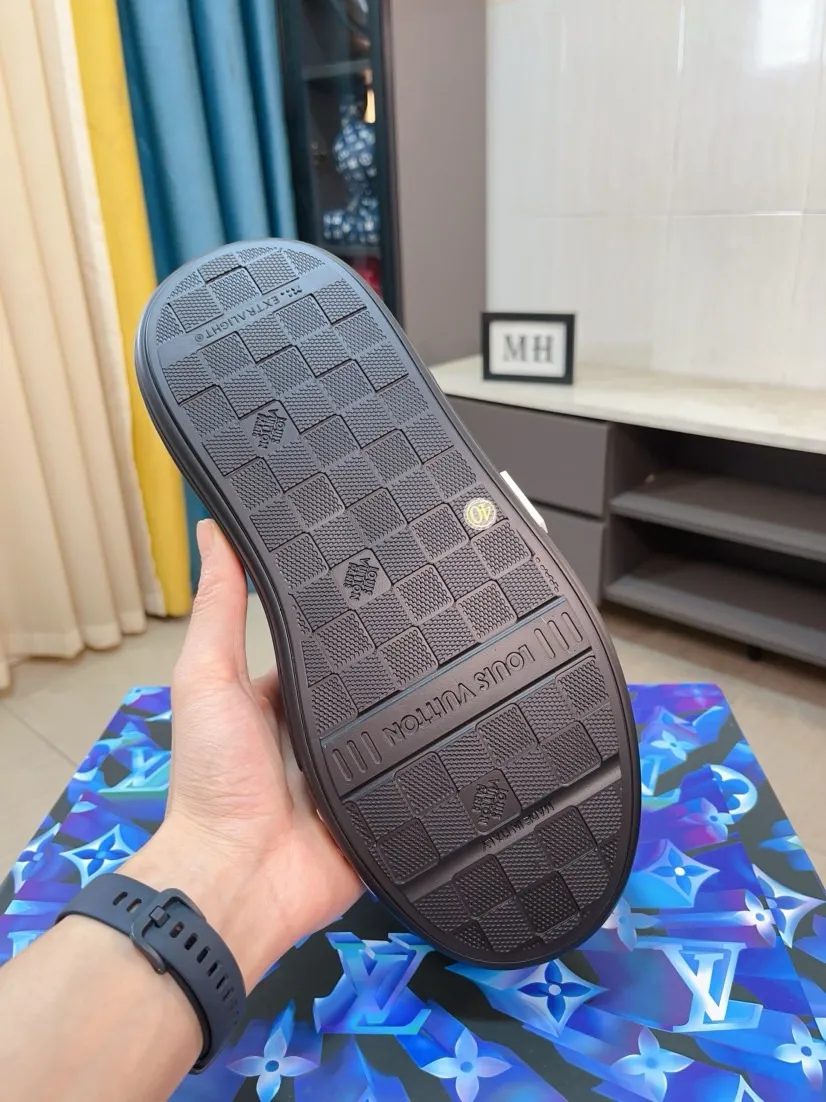 Men's men's shoes 💰560🌸🌸 LV style is novel and fashionable, the upper is made of imported cowhide + LV special materials! Super trendy design! It’s eye-catching! The leather is soft, delicate, shiny and translucent, showing the ultimate in pure handcraftsmanship, and the mesh is soft, comfortable and breathable! Size: 39-44 (38 45 customized)